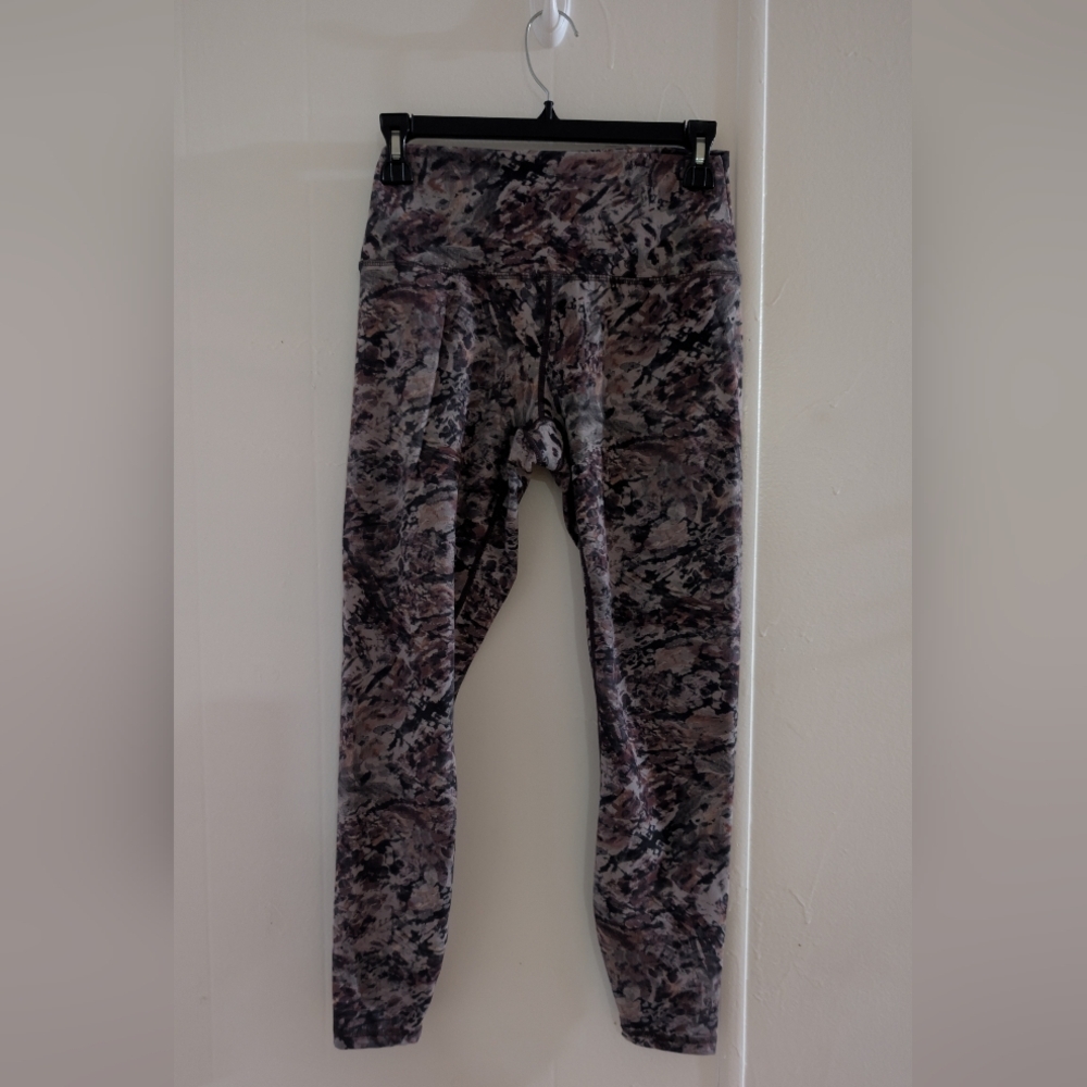 Harmony And Balance Women's Patterned Leggings in Black and Gray